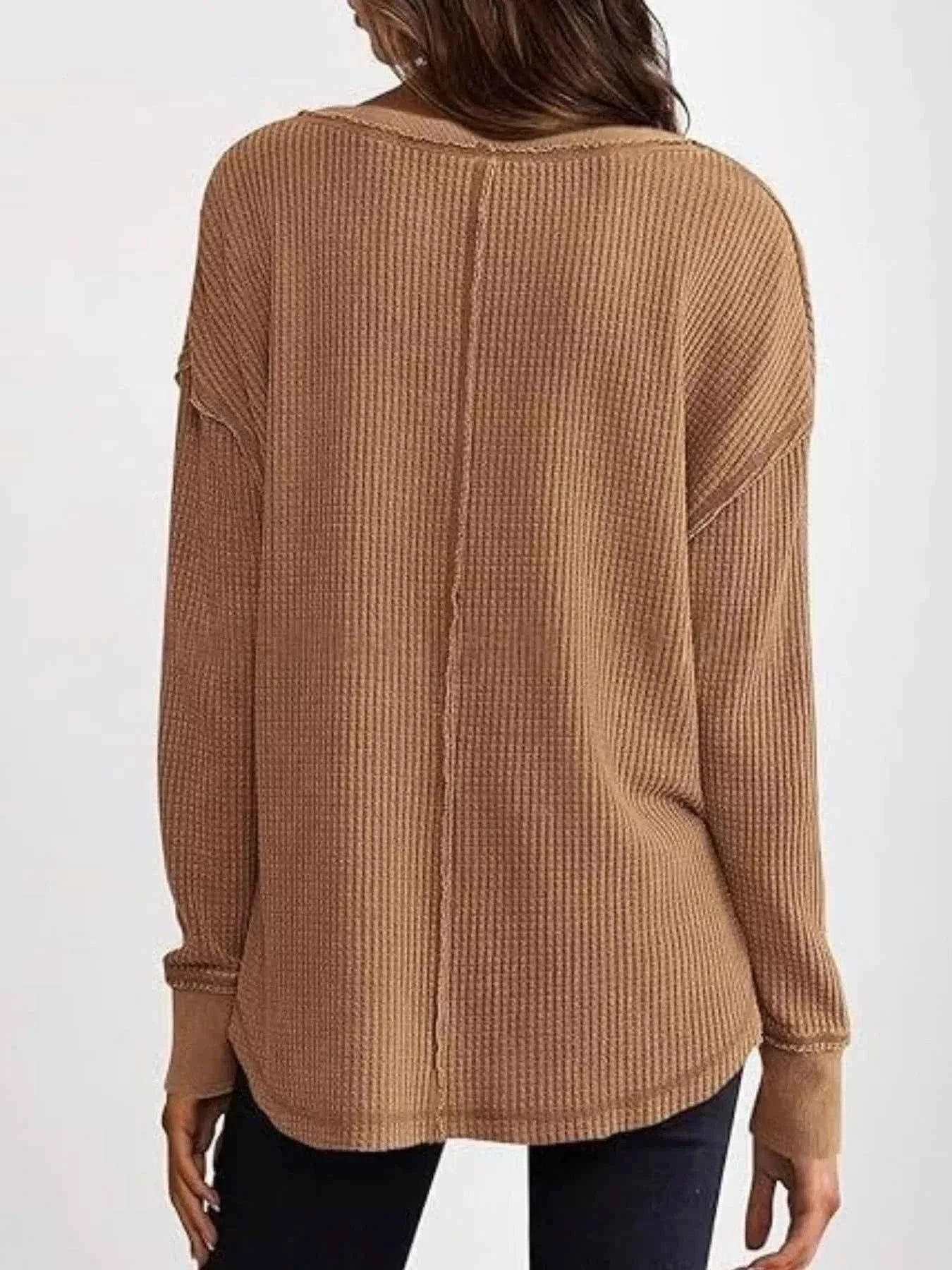 Camiseta de manga larga con aberturas y muescas