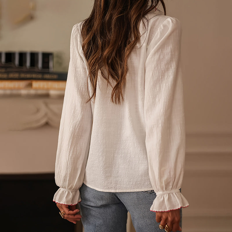 Blusa bohemia con volantes florales — Top abotonado con cuello en V y manga farol