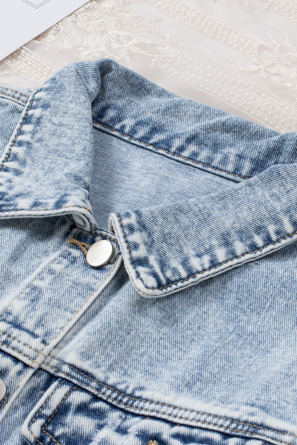 Chaqueta Vaquera Azul Claro Desgastada Rota con Bajo Sin Rematar y Botones
