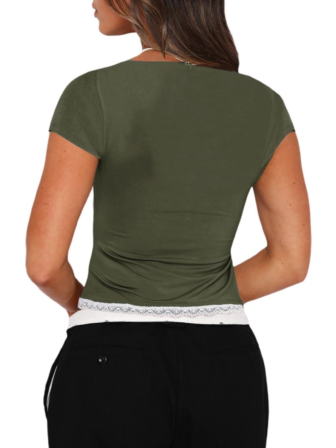 Camiseta de manga corta con cuello corazón y detalles de encaje