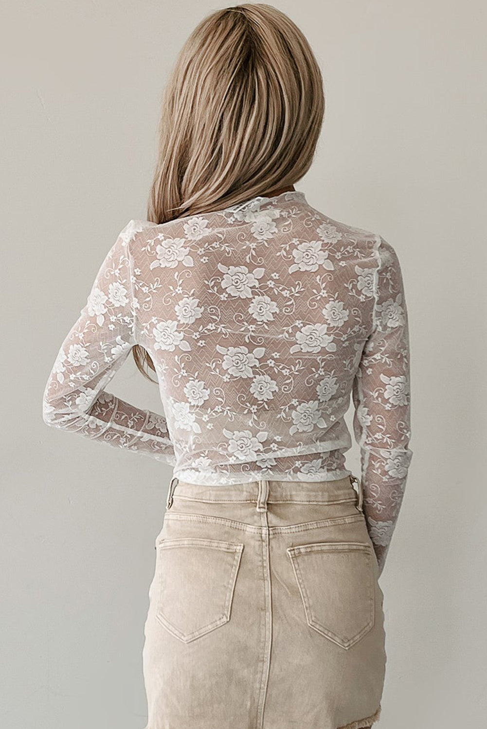 Top de manga larga de malla de encaje floral con cuello simulado en rosa albaricoque