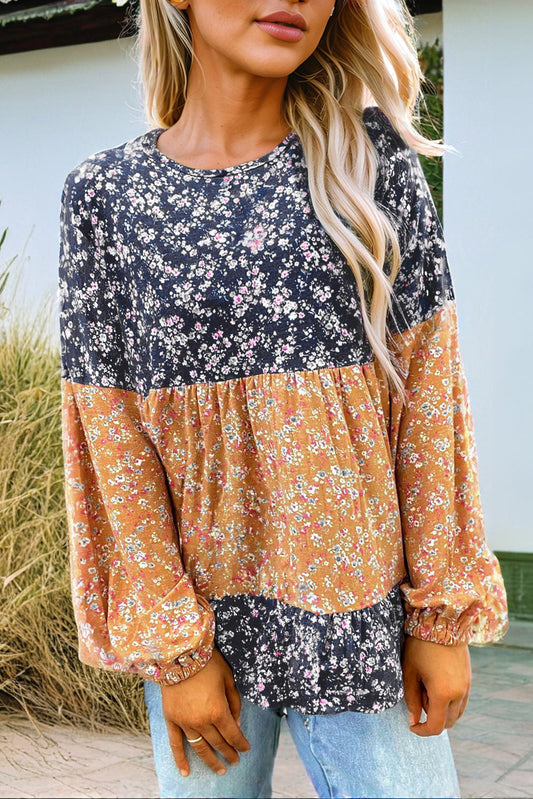 Blusa con cuello redondo, bajo con volantes y estampado floral en bloques de color y patchwork en tonos azules