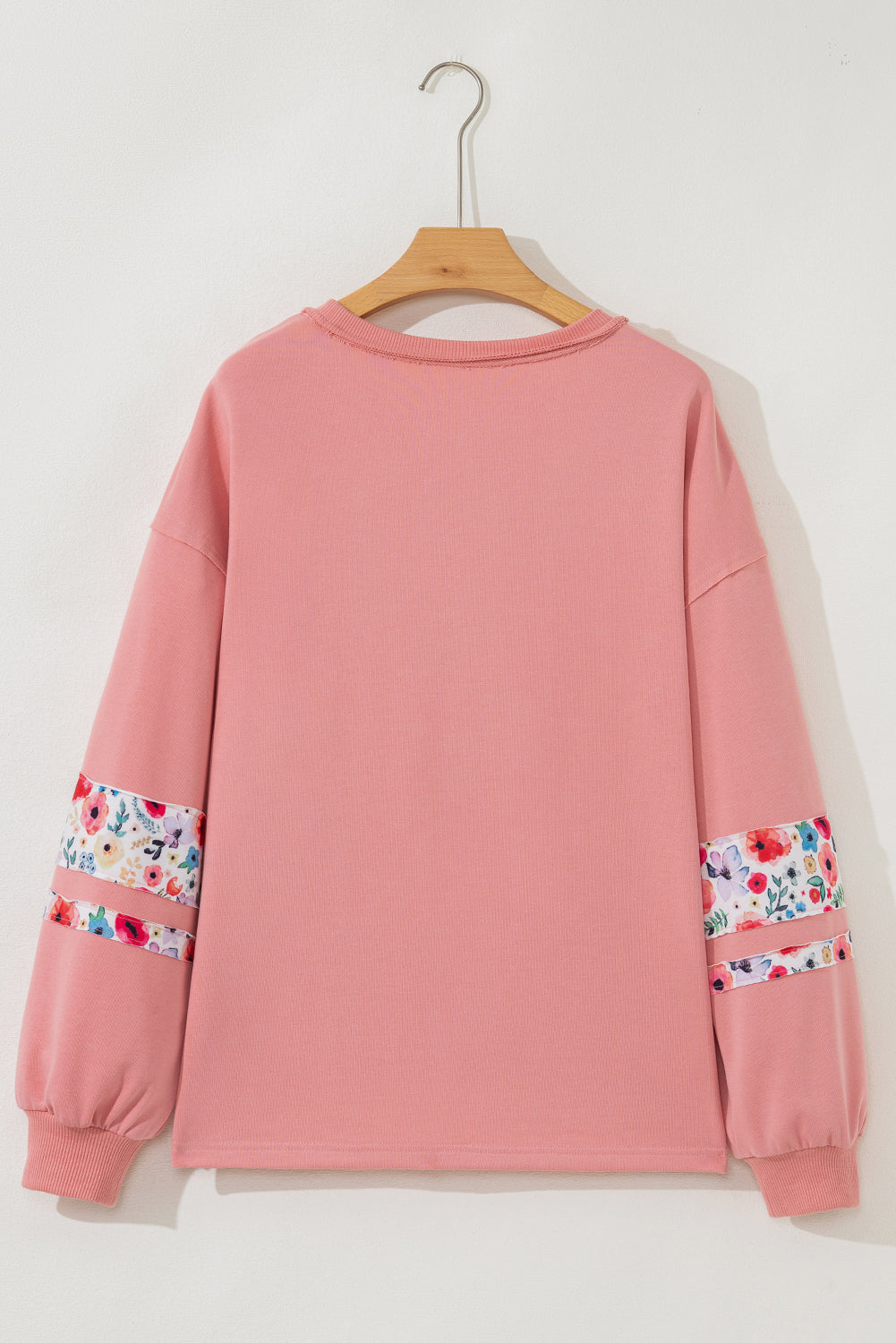 Sudadera con cuello redondo, manga caída y aplique de flor de melocotón en patchwork