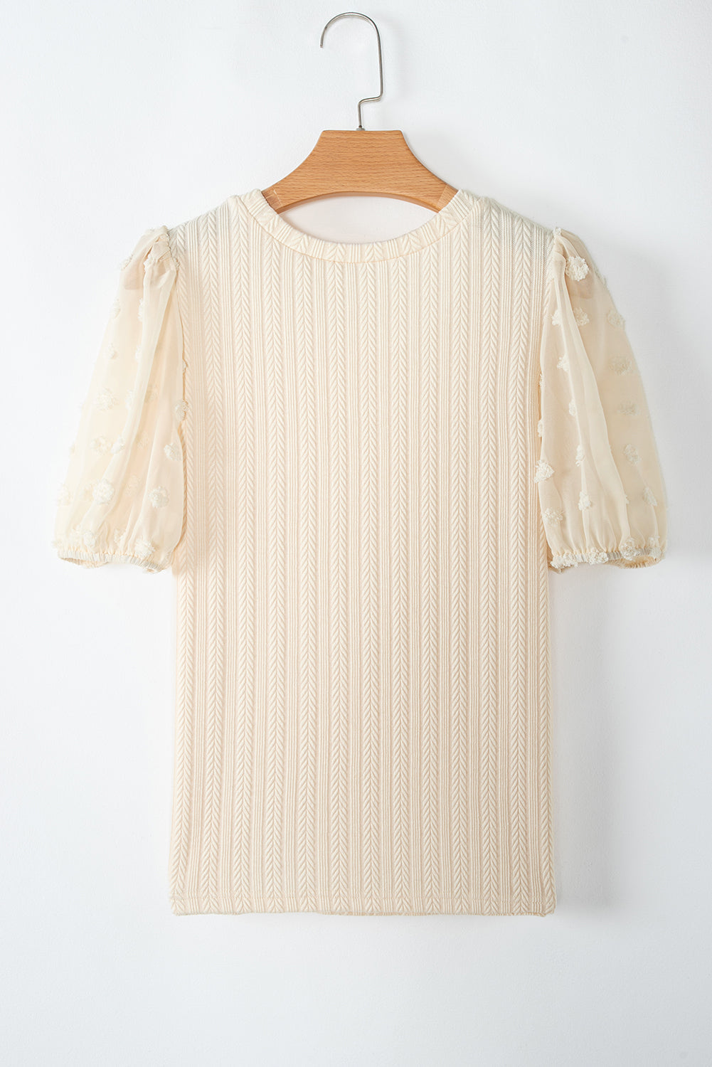 Blusa texturizada color albaricoque con mangas abullonadas de malla y lunares