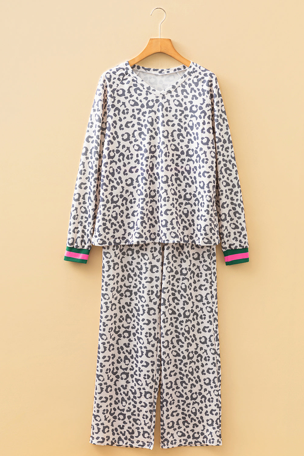 Conjunto de pantalón con cordón y parche de cincha a rayas, top de manga larga con cuello de pico en color gris y estampado de leopardo