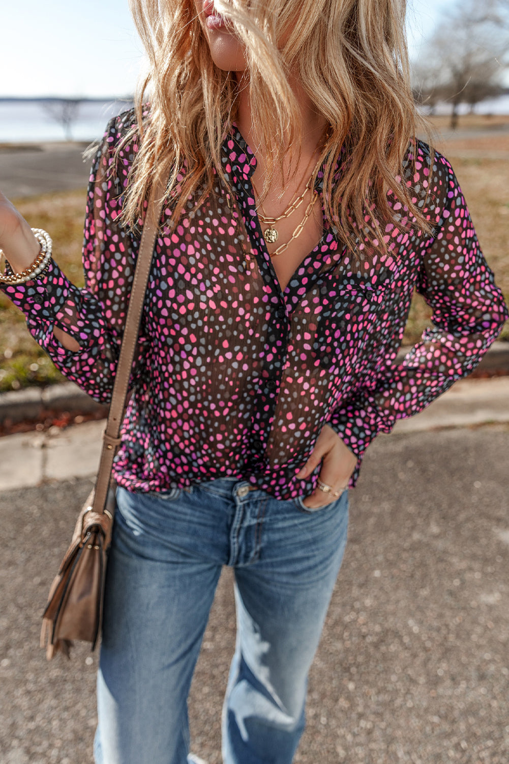 Camisa casual de lunares y botones de vino de uva