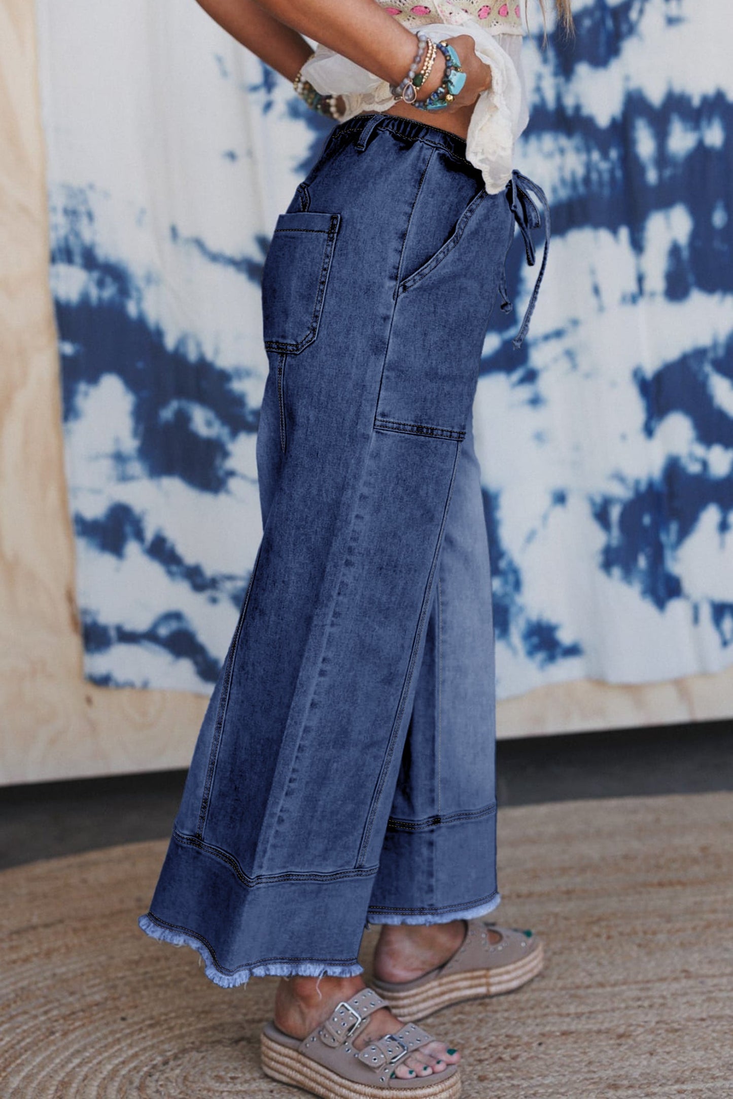 Pantalones vaqueros de pierna ancha con cordón azul de Prusia, detalle de costura y dobladillo sin rematar