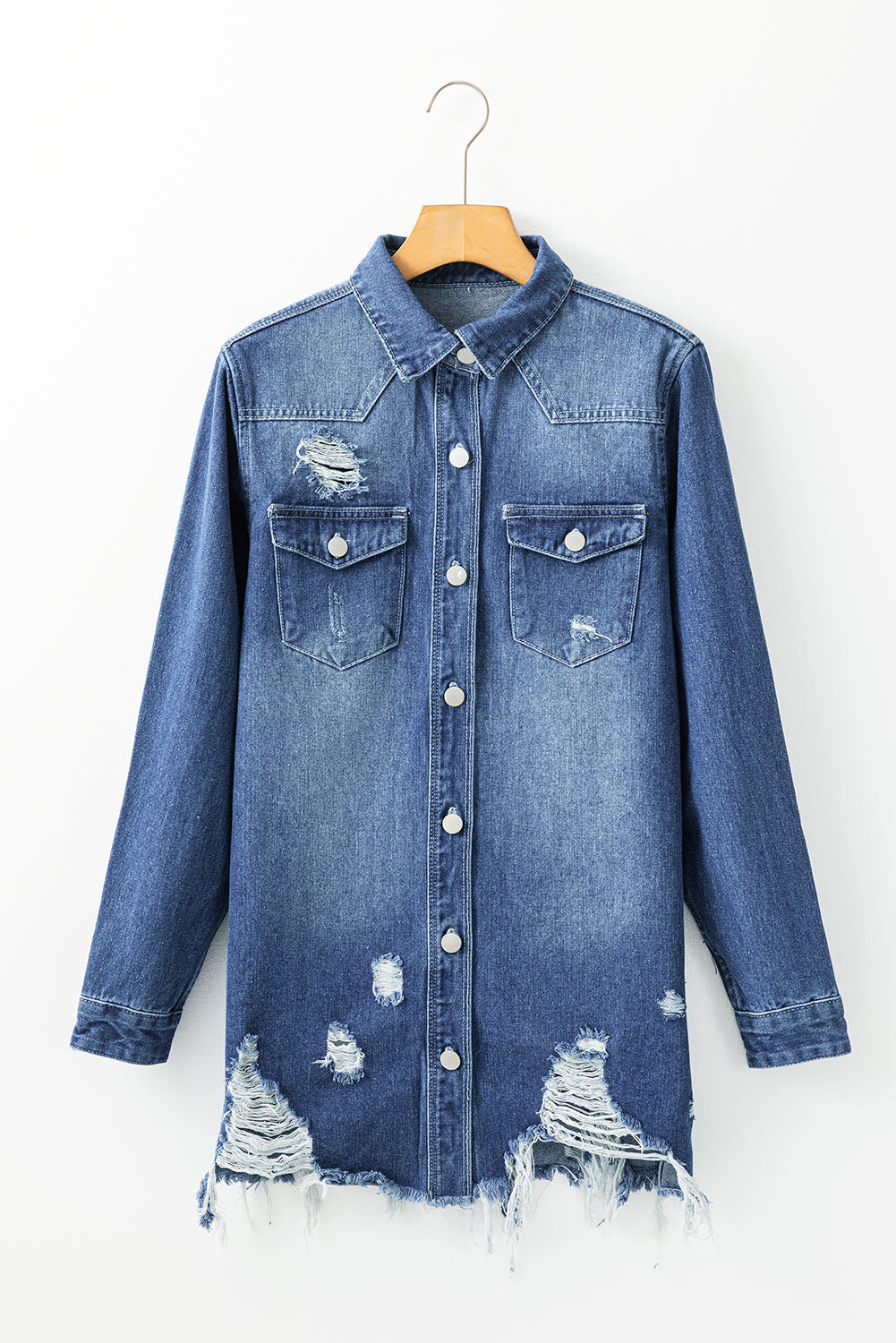 Chaqueta larga de jean celeste con lavado claro, efecto envejecido y deshilachado