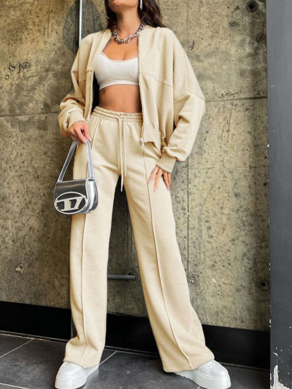 Conjunto de top con cremallera y cuello estilo béisbol y pantalones con cordón