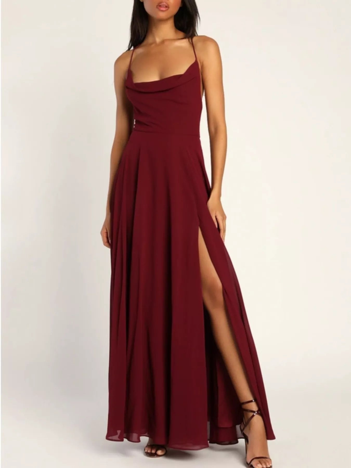 Vestido largo con cuello vuelto y abertura