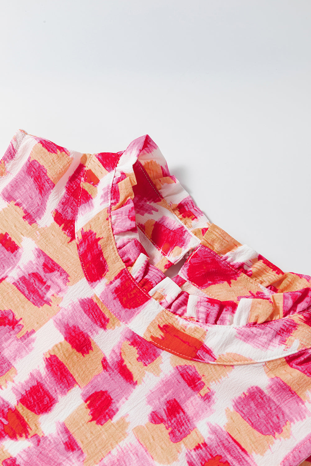 Minivestido sin mangas con cuello con volantes y estampado abstracto rosa