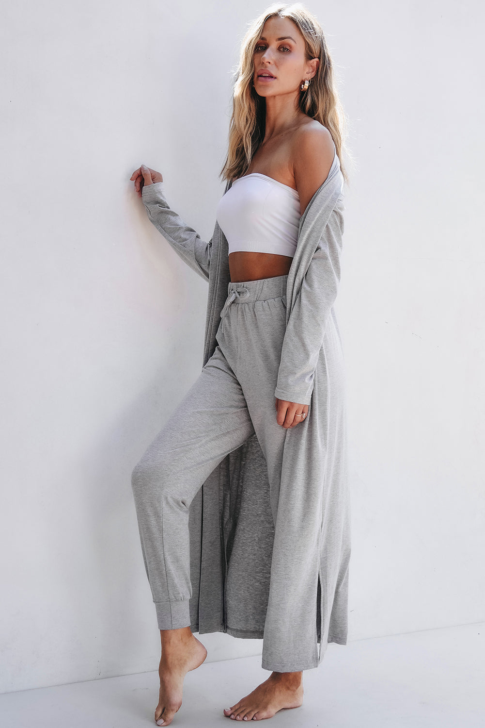 Conjunto de salón de cárdigan largo abierto y pantalones pitillo gris claro