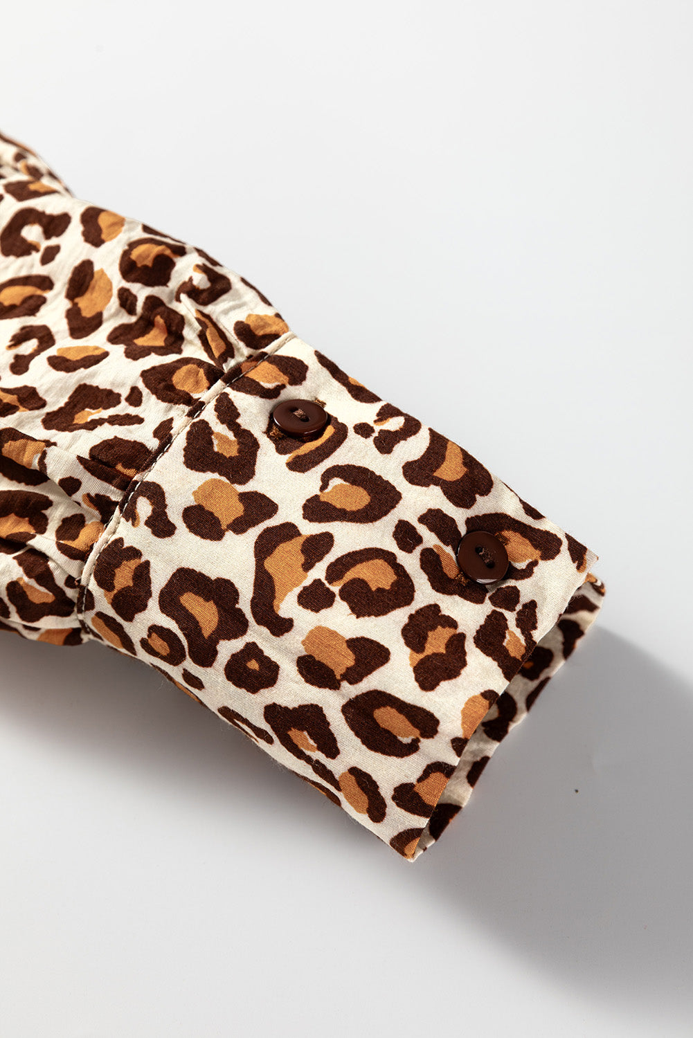 Camisa con cuello de pico, botones, estampado de leopardo marrón en contraste y ribete con volantes