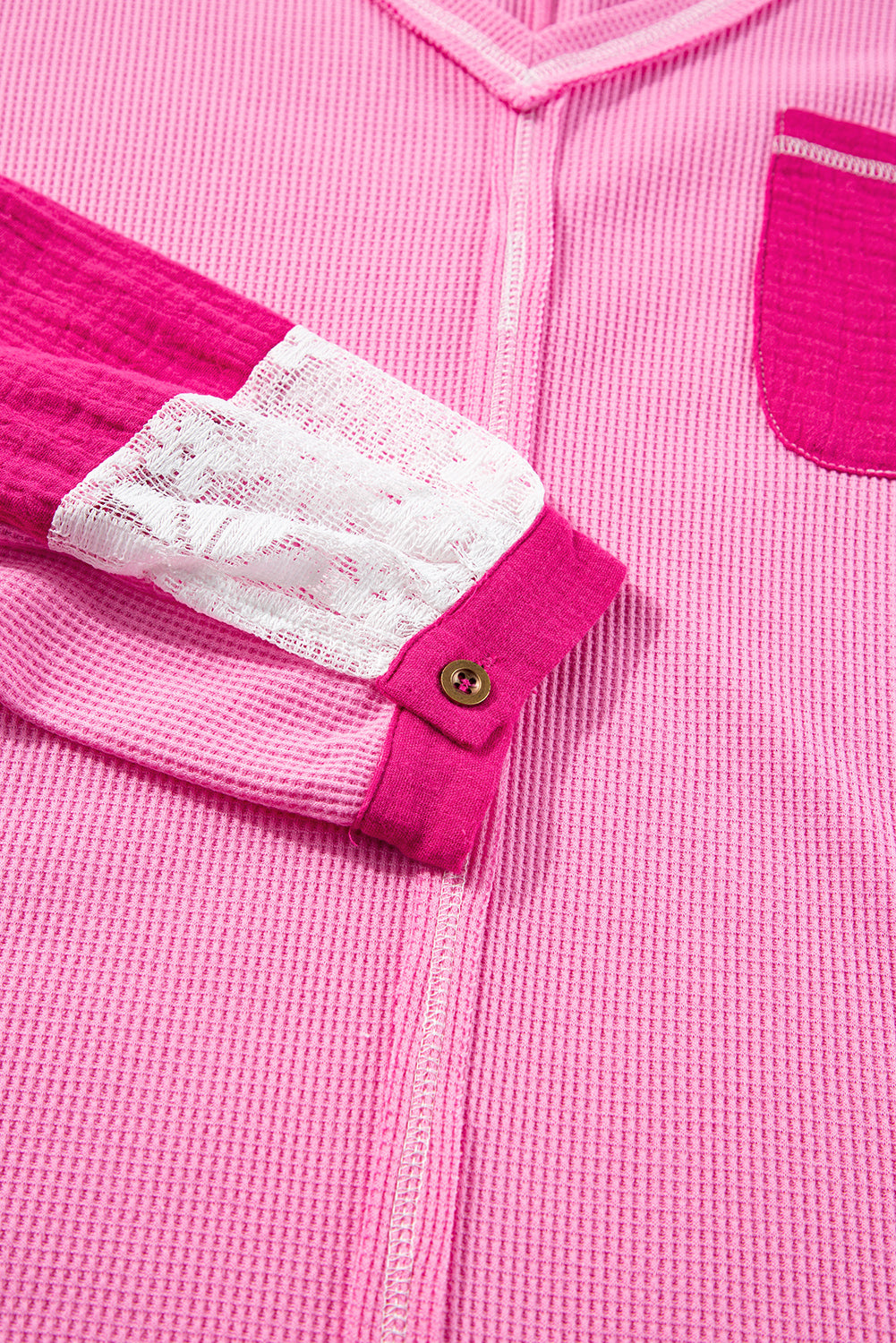 Blusa de punto acanalado con escote en V, parches florales de encaje tipo bombón en las mangas