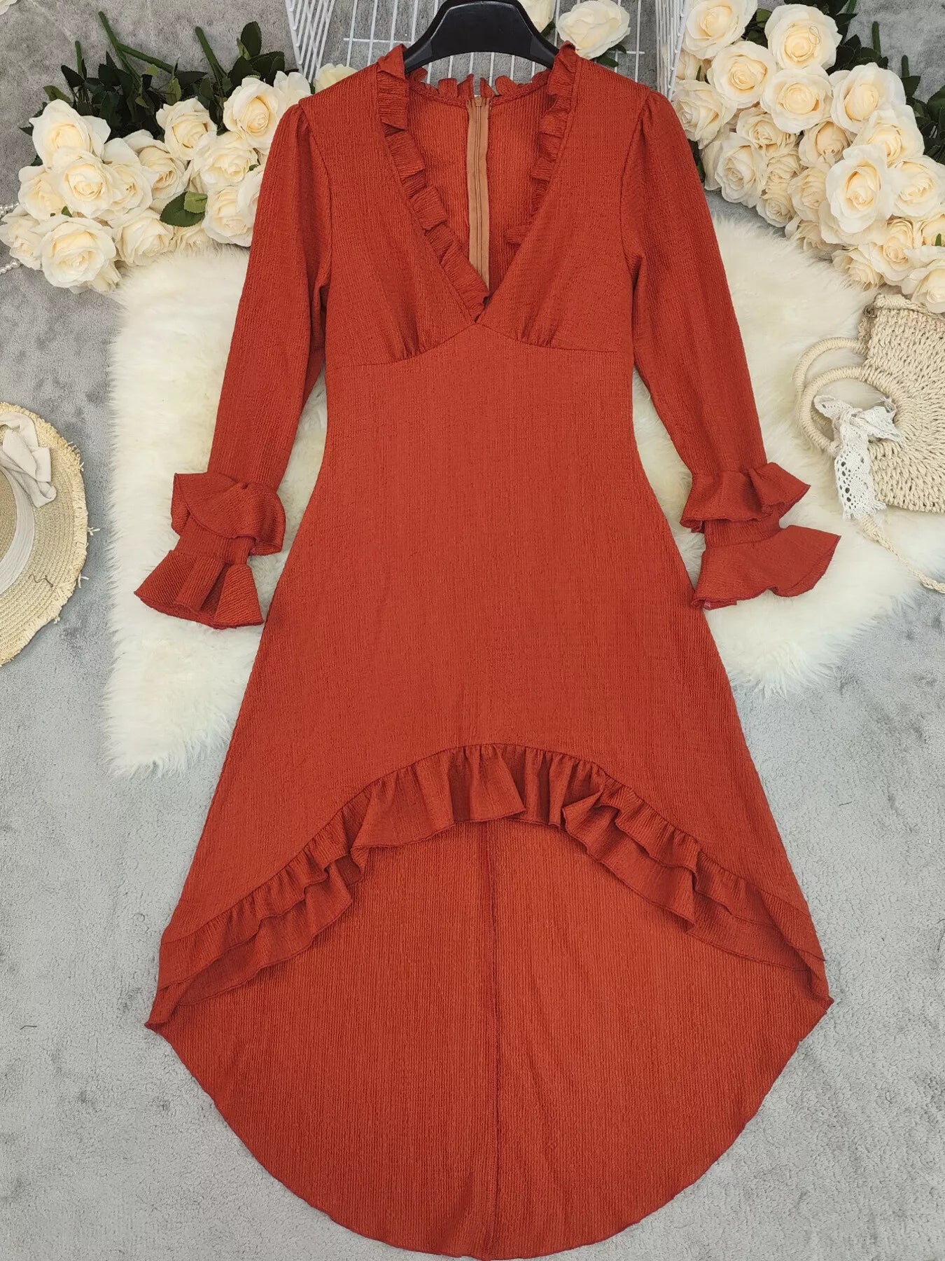 Vestido de manga larga con volantes y bajo asimétrico