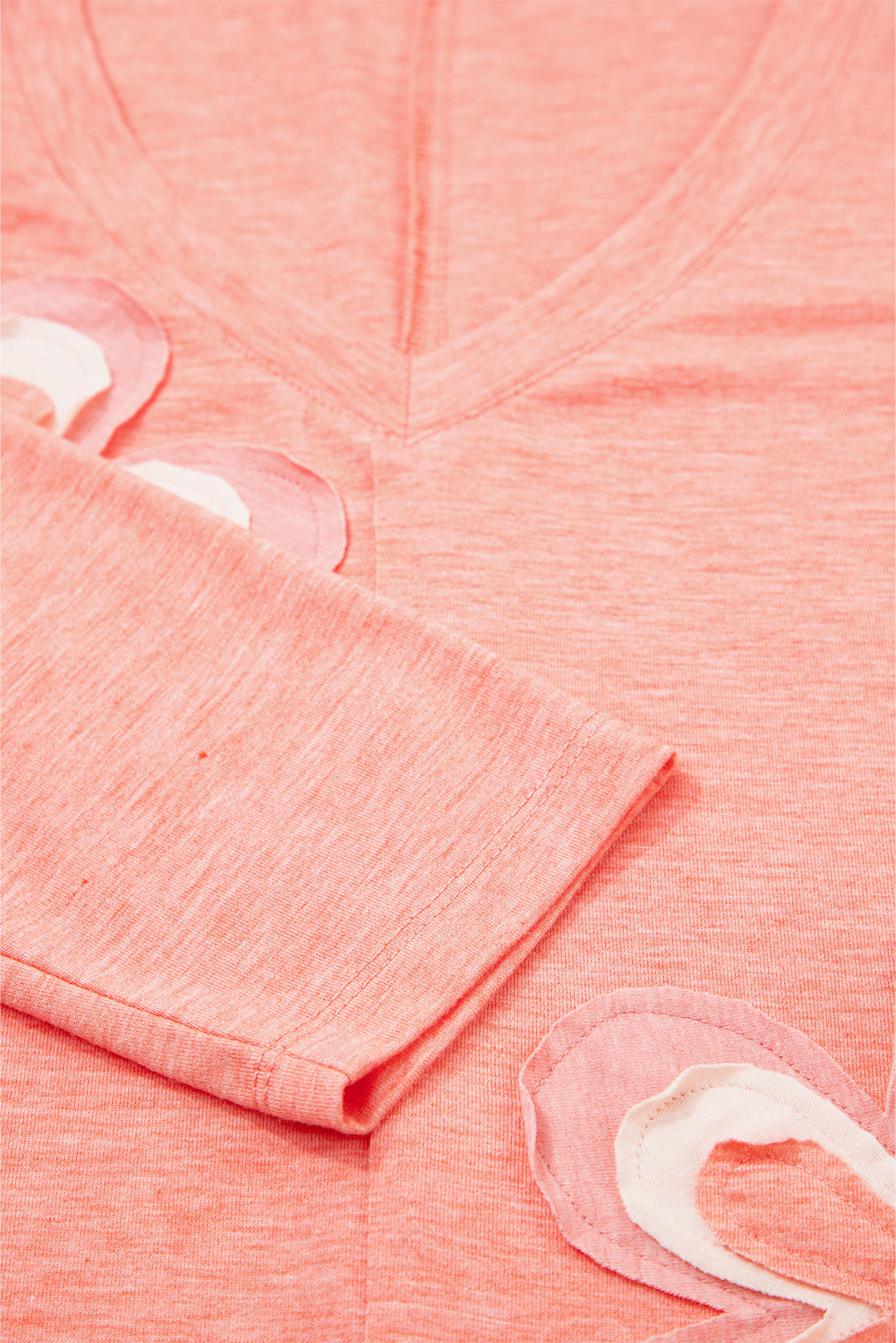 Top de manga larga con cuello de pico y parches florales de salmón fresco