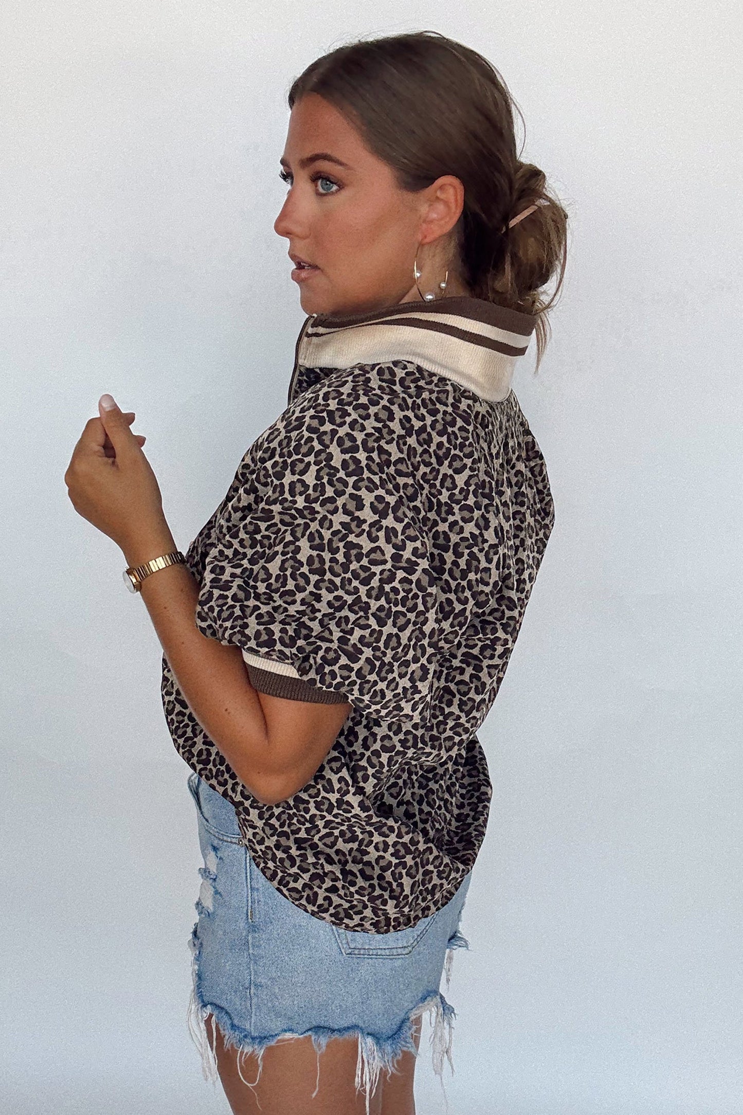 Top de manga corta tipo patchwork con cremallera, cuello alto y estampado de leopardo caqui con ribete a rayas