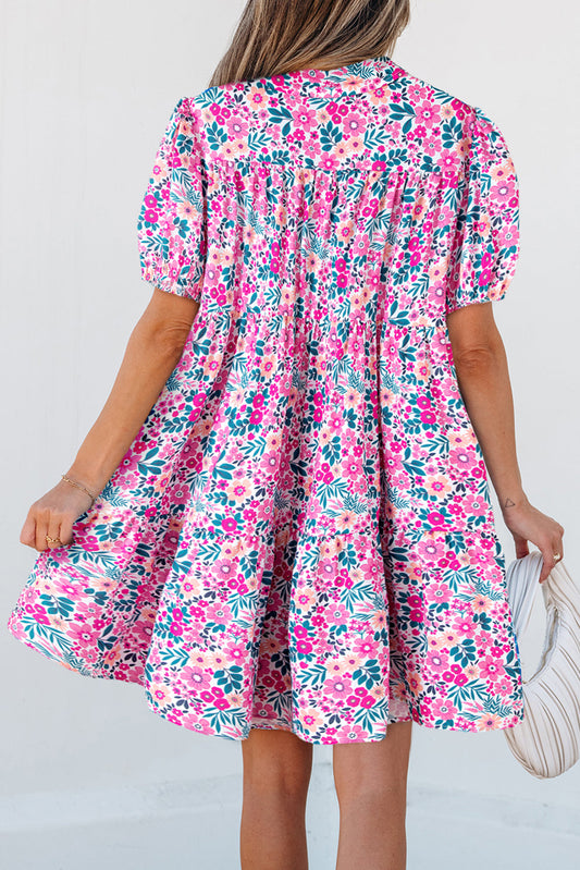 Vestido suelto de manga corta con medio canesú, cuello y estampado floral rosa