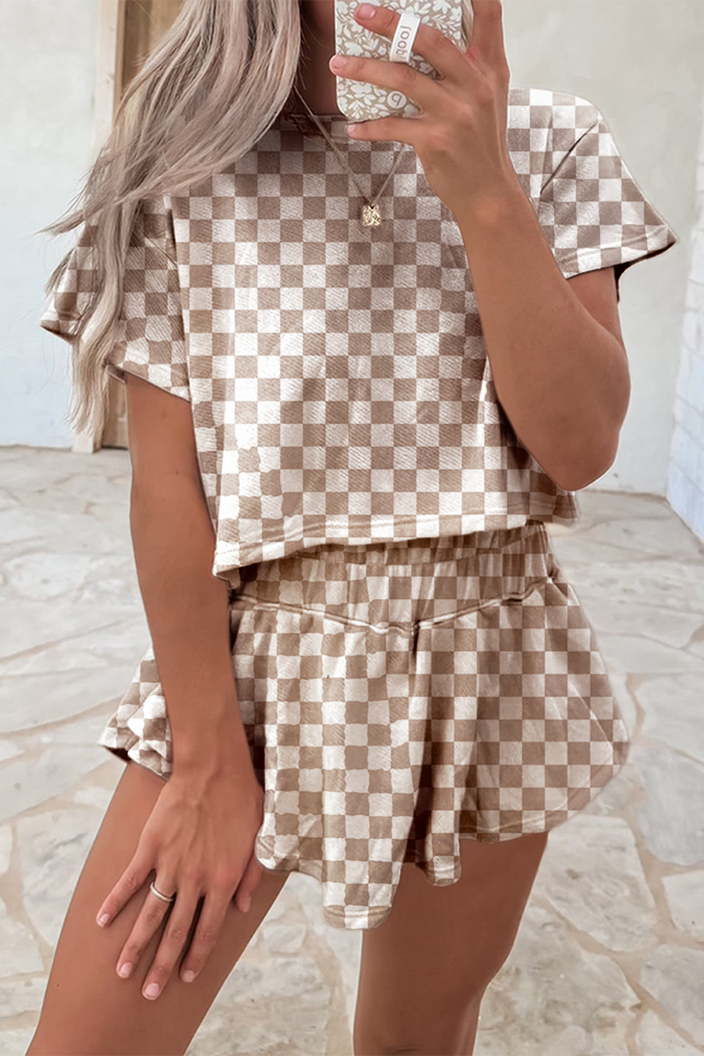 Conjunto de camiseta con estampado de cuadros marrones y minifalda pantalón de cintura alta