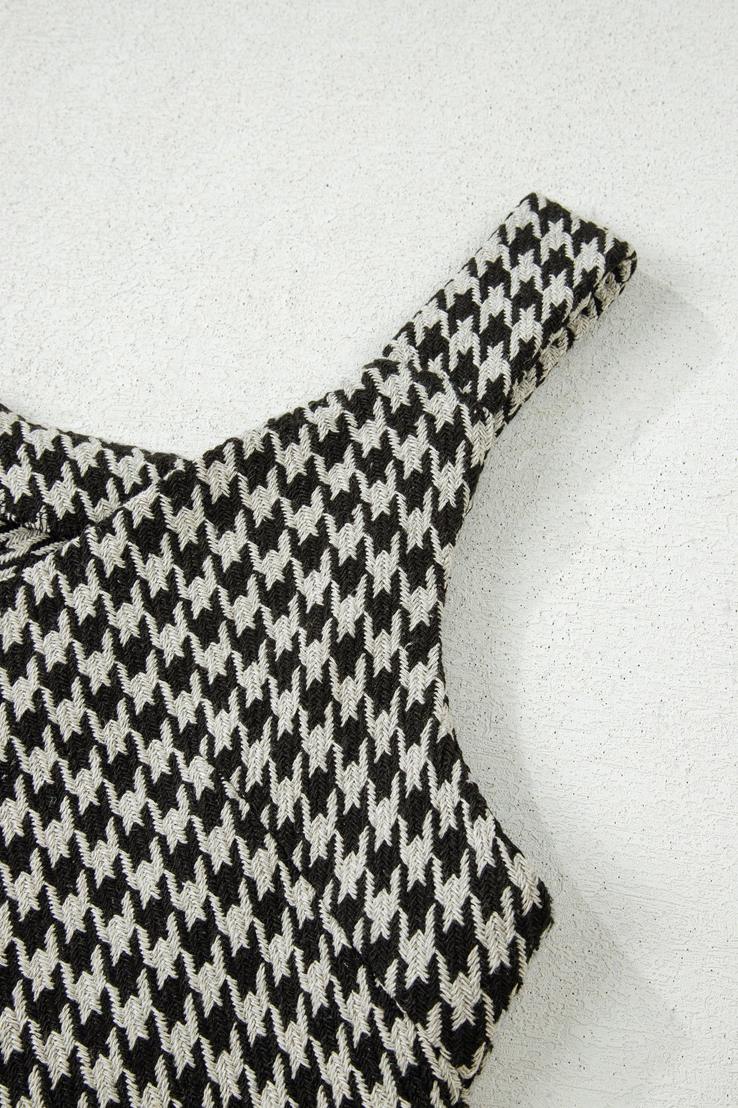 Minivestido sin mangas con cuello de pico y estampado de pata de gallo caqui