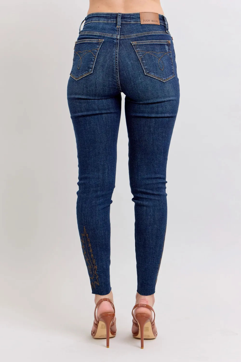 Judy Blue Full Size Vaqueros ajustados bordados de tiro alto Talla Grande