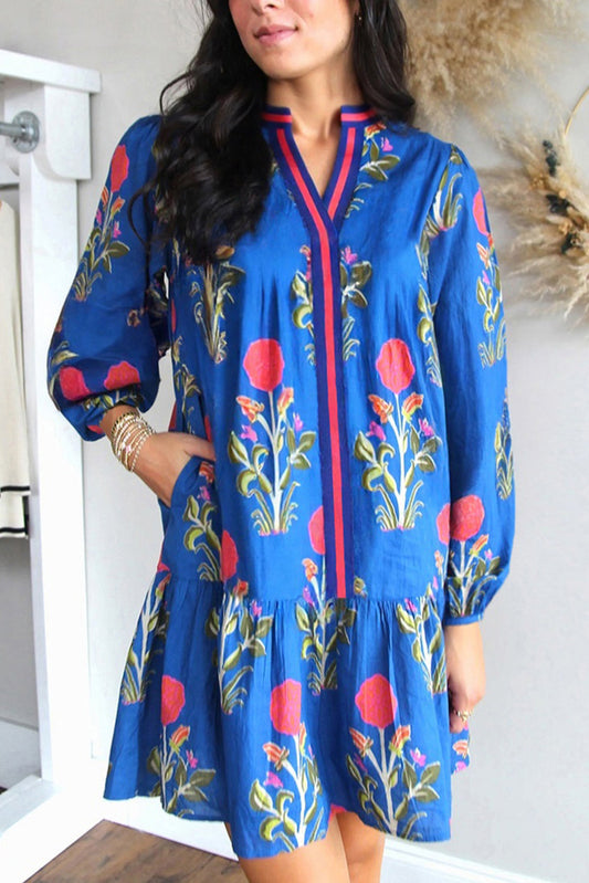 Vestido de manga larga con cuello con muesca, estampado floral azul cielo y ribete a rayas en contraste