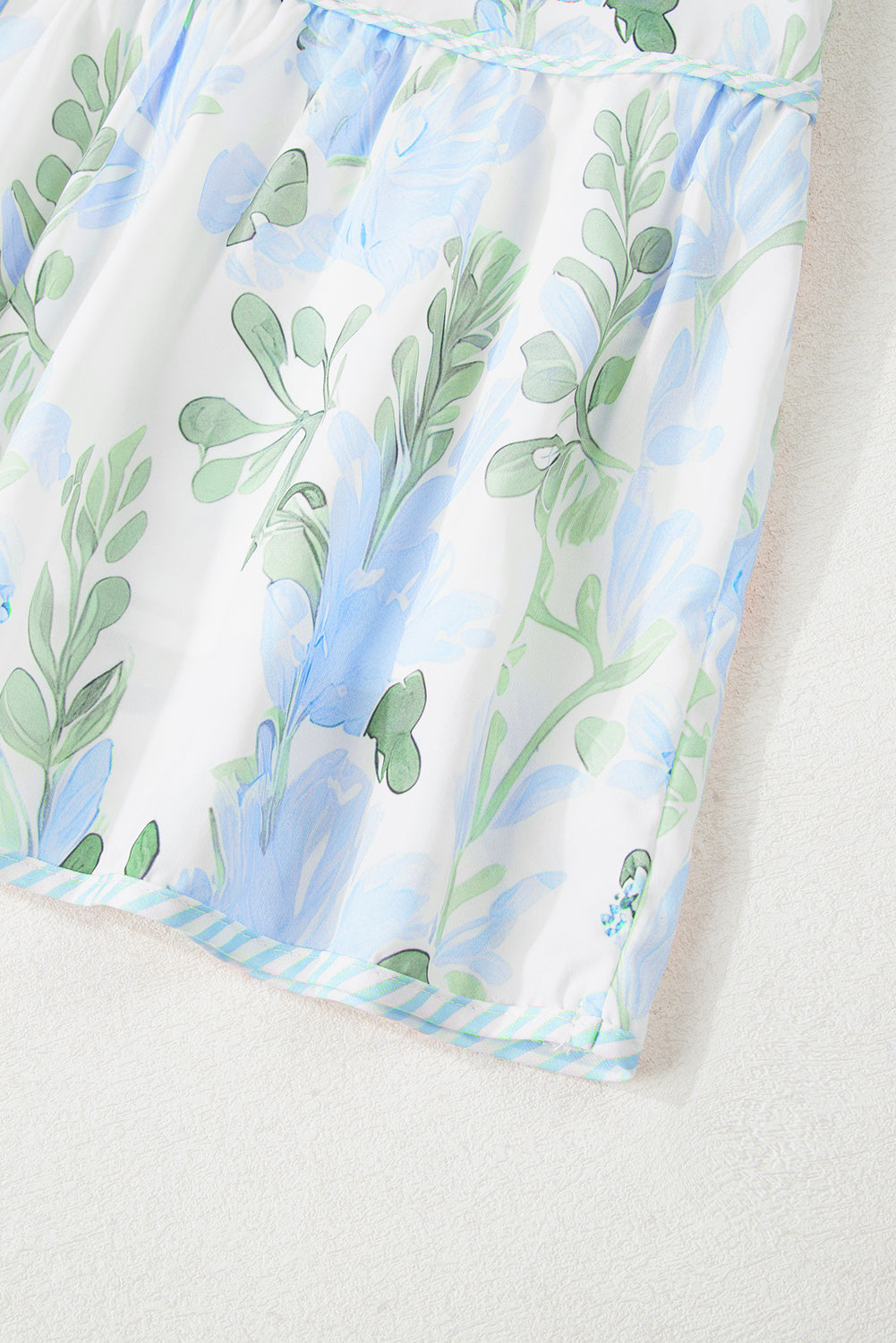 Minivestido de manga corta con capas y ribete en contraste floral azul cielo