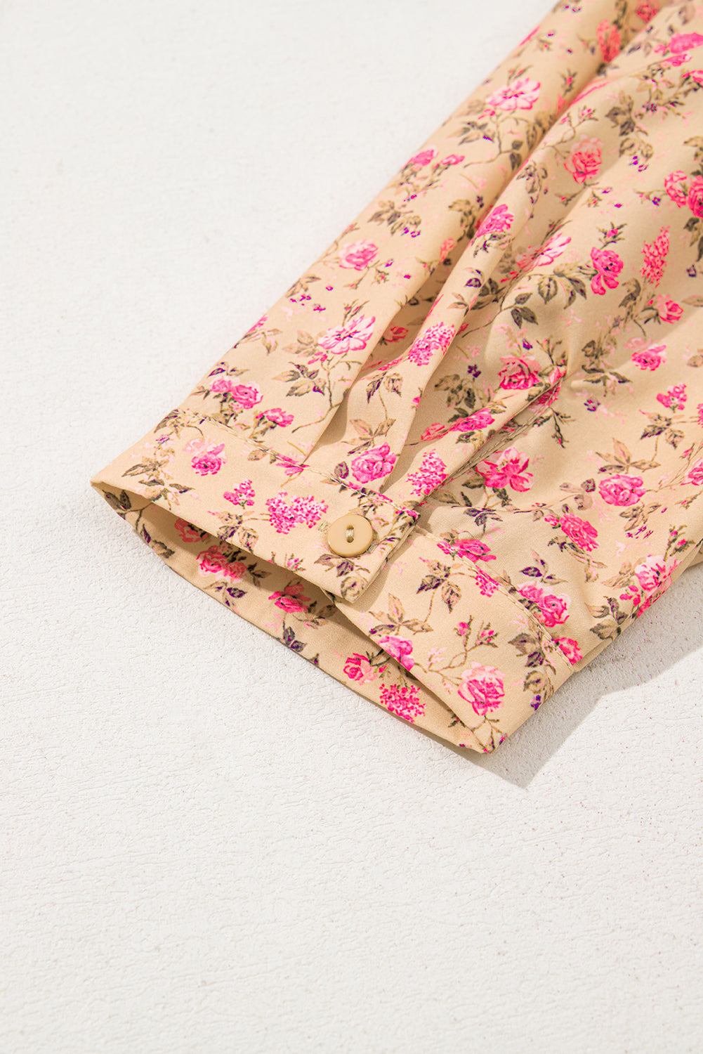 Blusa de color beige francés claro con estampado floral, lazo, pliegues en el busto y media manga abullonada