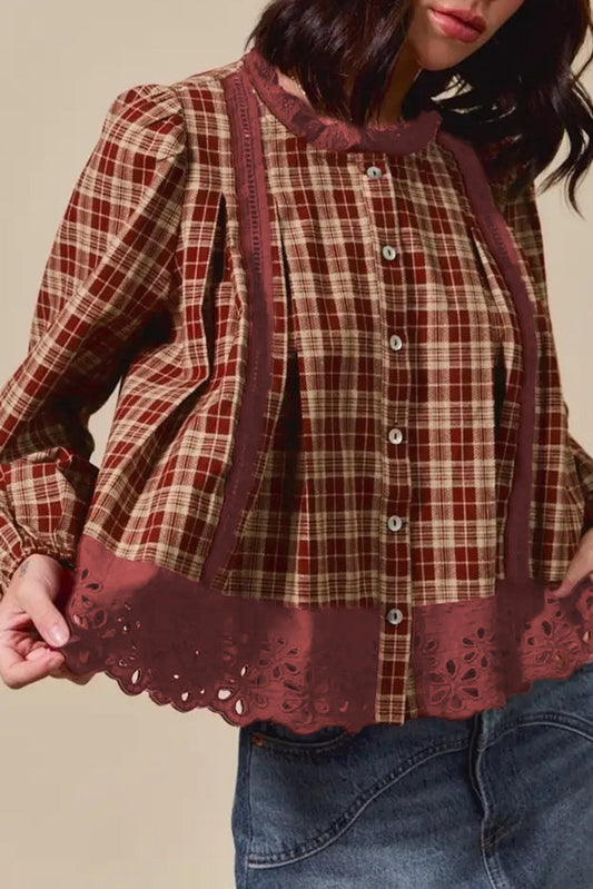 Camisa suelta de manga larga con botones, ribete de encaje calado a cuadros y dalia roja