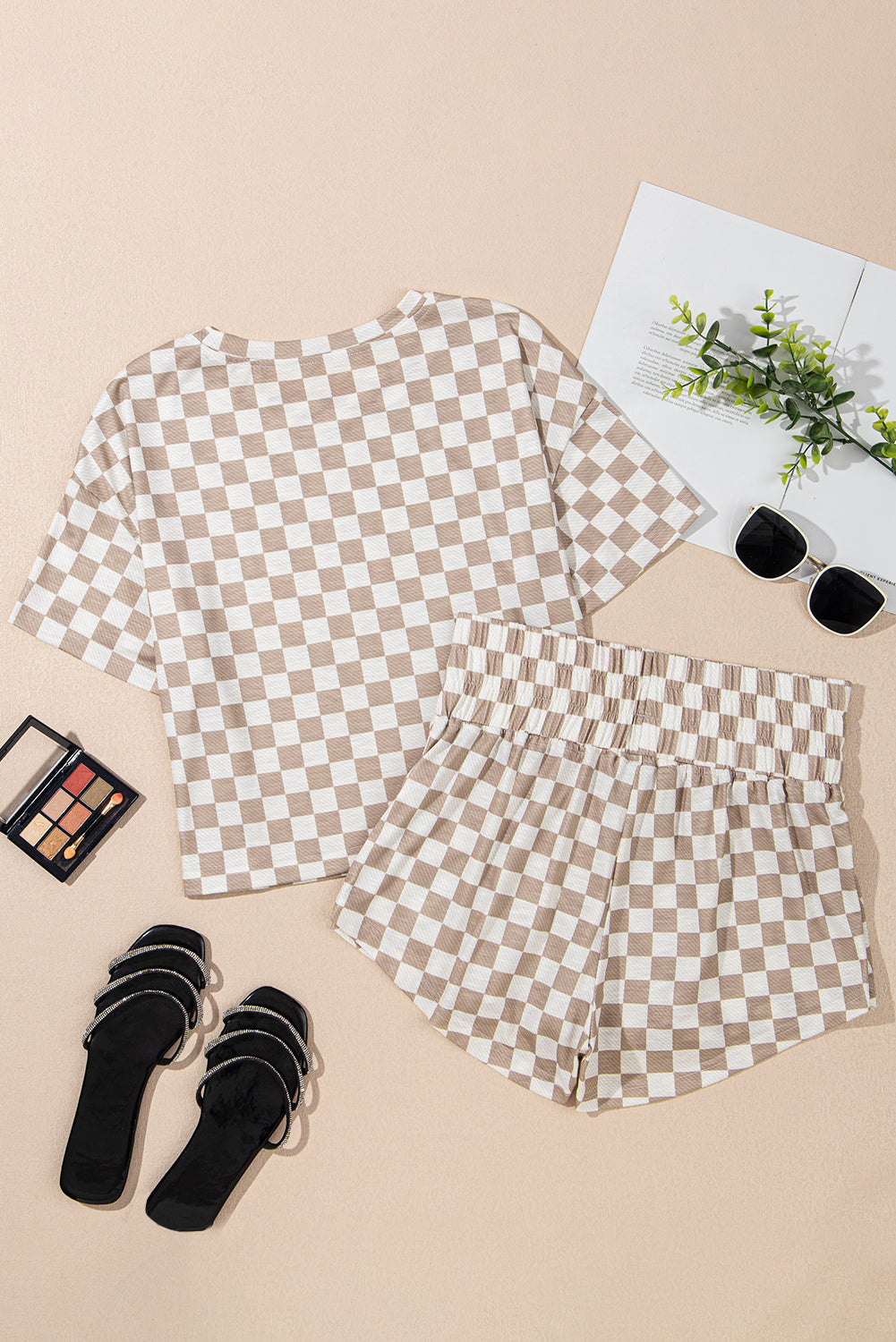 Conjunto de camiseta con estampado de cuadros marrones y minifalda pantalón de cintura alta