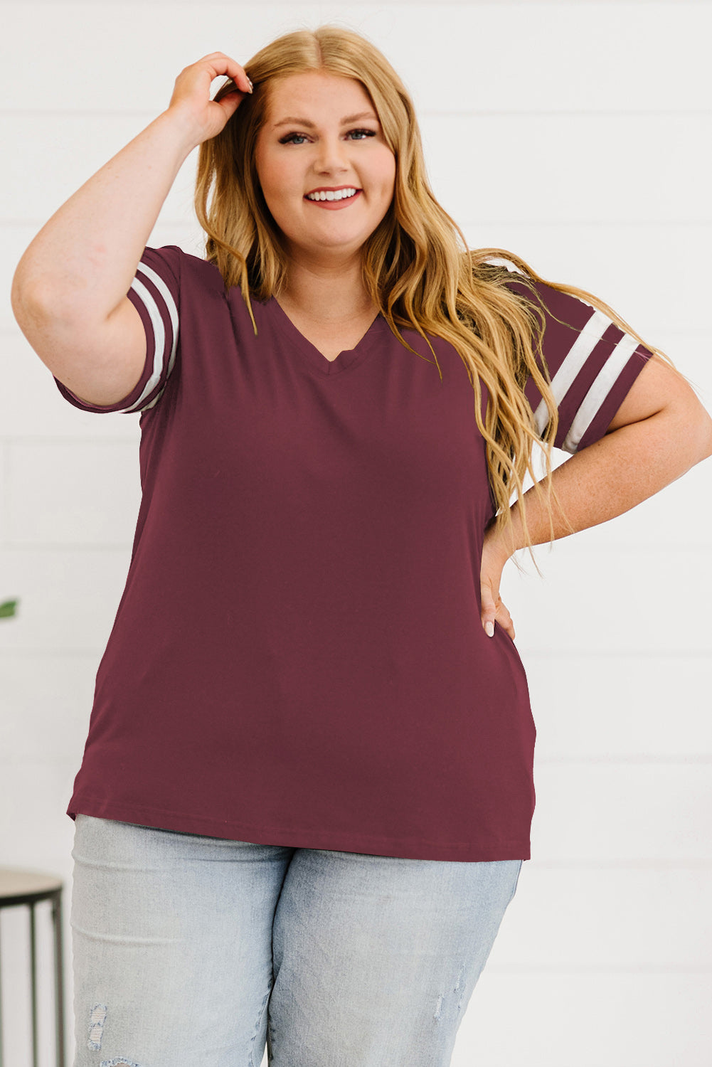 Camiseta de talla grande con cuello de pico a rayas. Consulta la tabla de tallas en "más detalles"