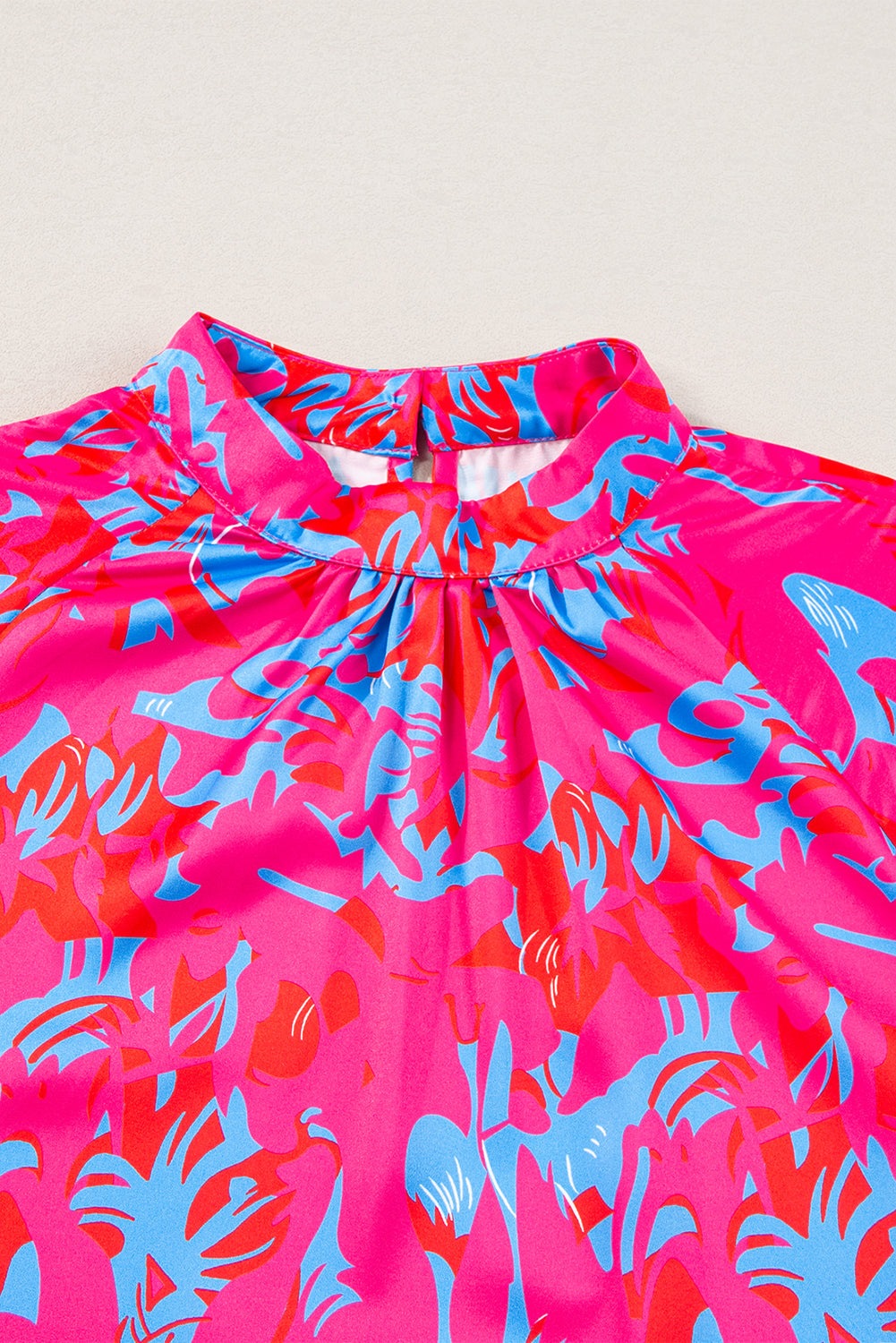 Blusa morada con estampado, mangas abullonadas y cuello alto