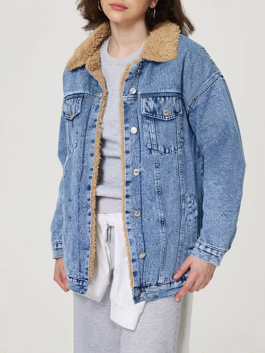 Chaqueta vaquera de felpa con botones y cuello.