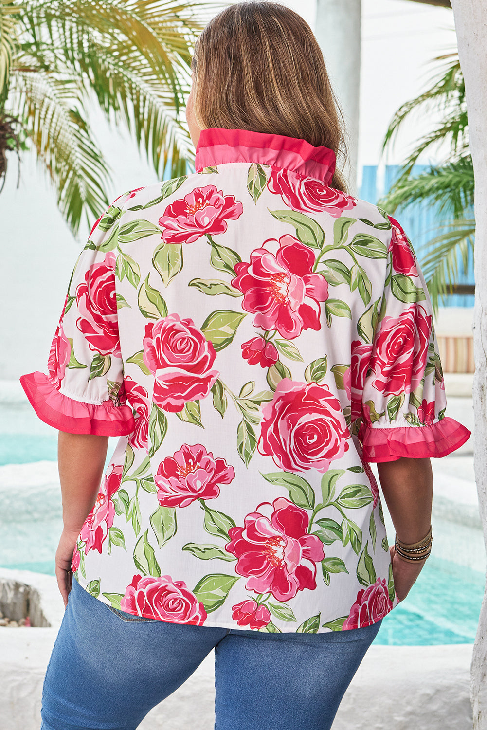 Blusa de manga corta Rose Plus Size con estampado floral y detalle de rayas con volantes