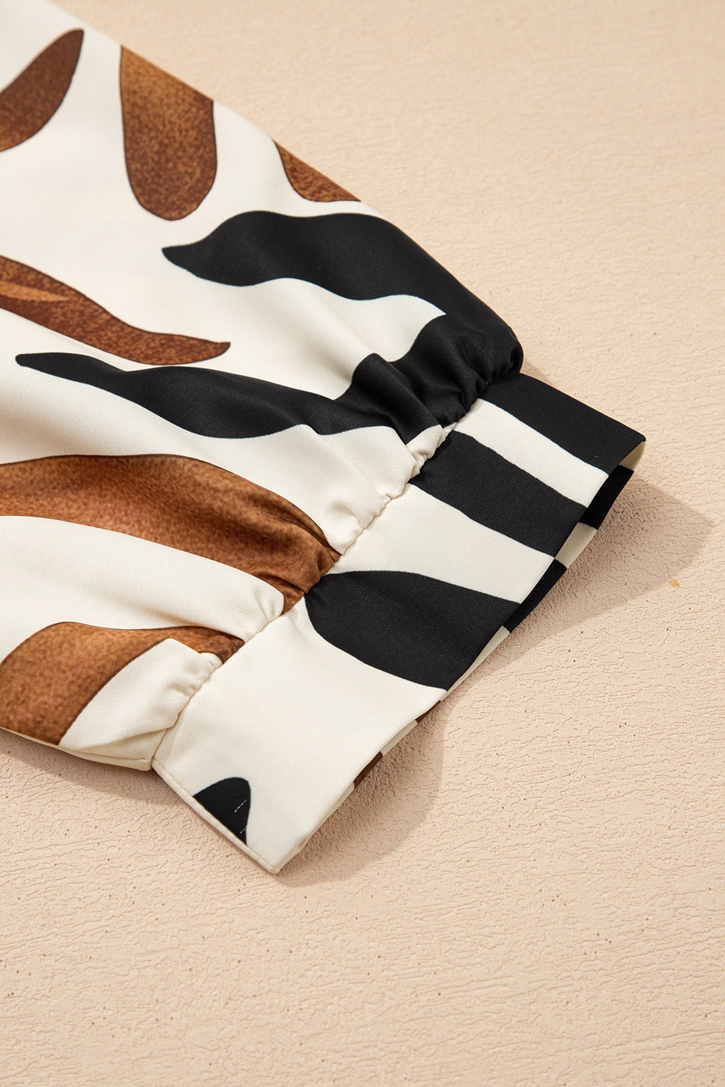 Blusa suelta con estampado abstracto marrón y mangas abullonadas