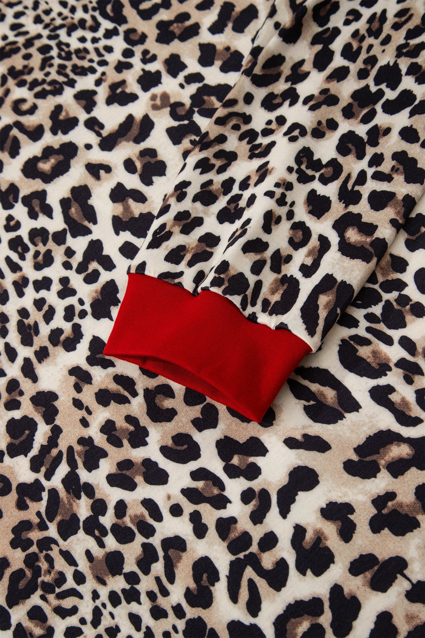 Top de manga larga con cuello redondo y estampado de leopardo marrón con ribete en contraste