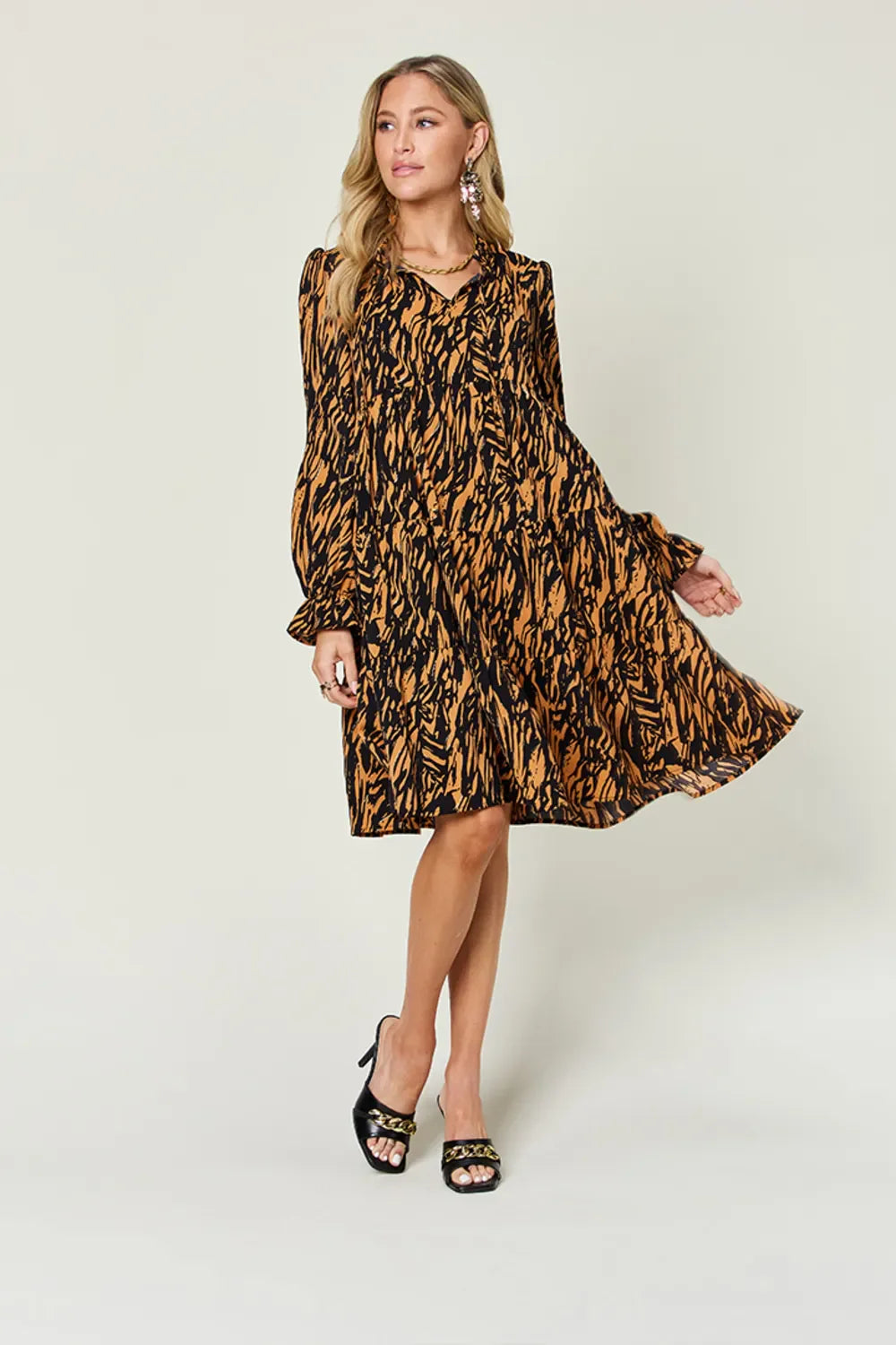 Vestido de manga larga Double Take con bajo con volantes estampado de talla completa
