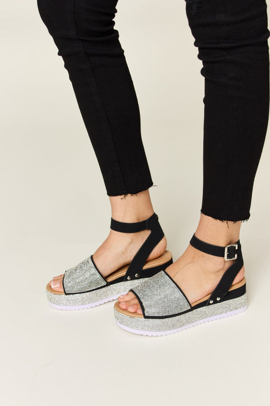 Sandalias de cuña con tiras y hebilla de pedrería Forever Link