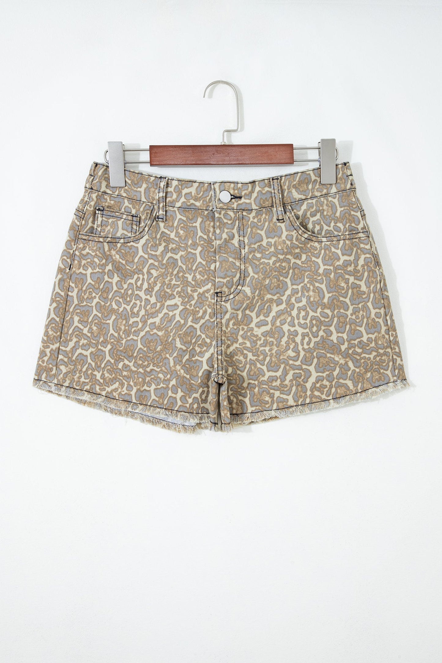 Pantalones cortos de mezclilla caqui con estampado de leopardo y borde sin rematar