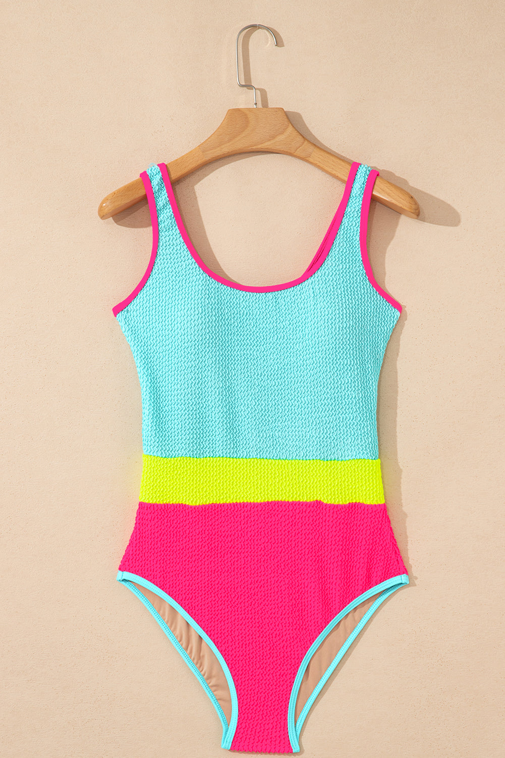 Traje de baño de una pieza con bloques de color y textura rojo rosa