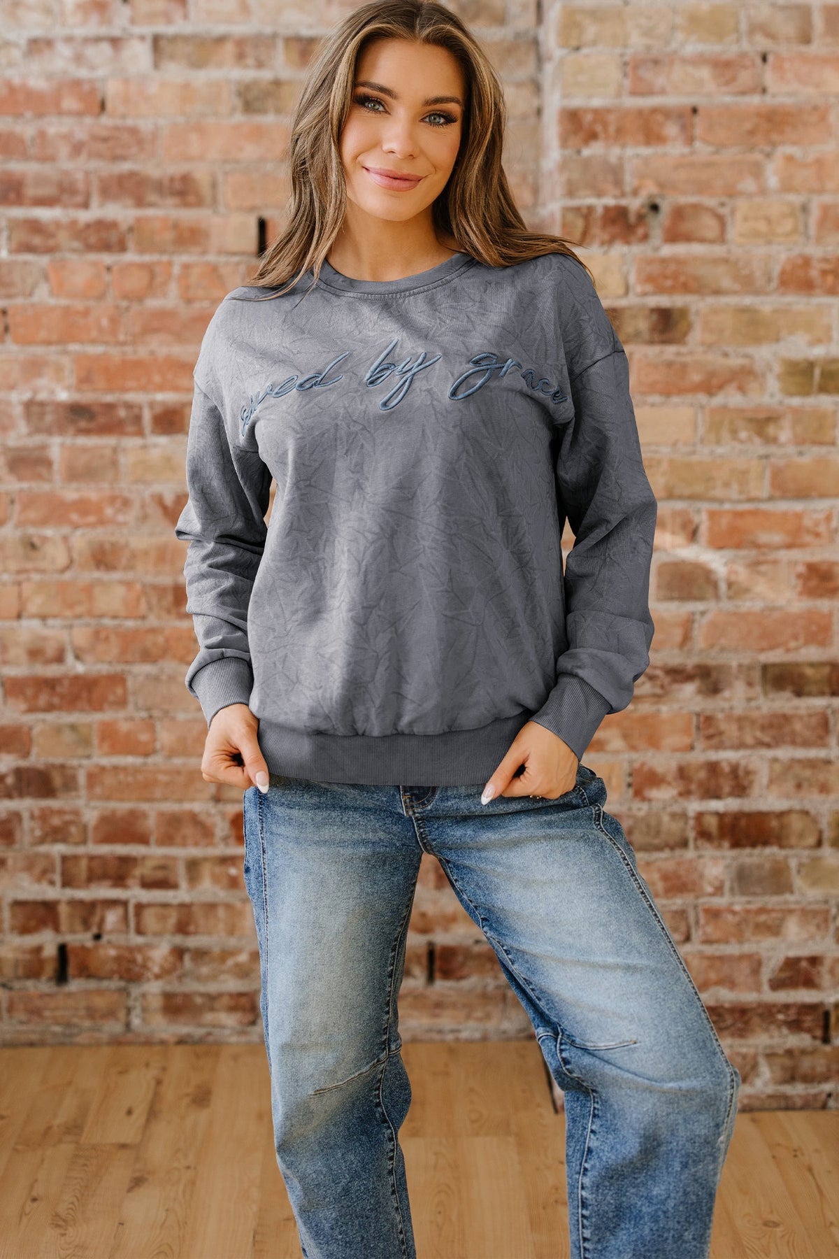 Sudadera holgada con bordado de letras "High-rise saved by grace" y lavado mineral