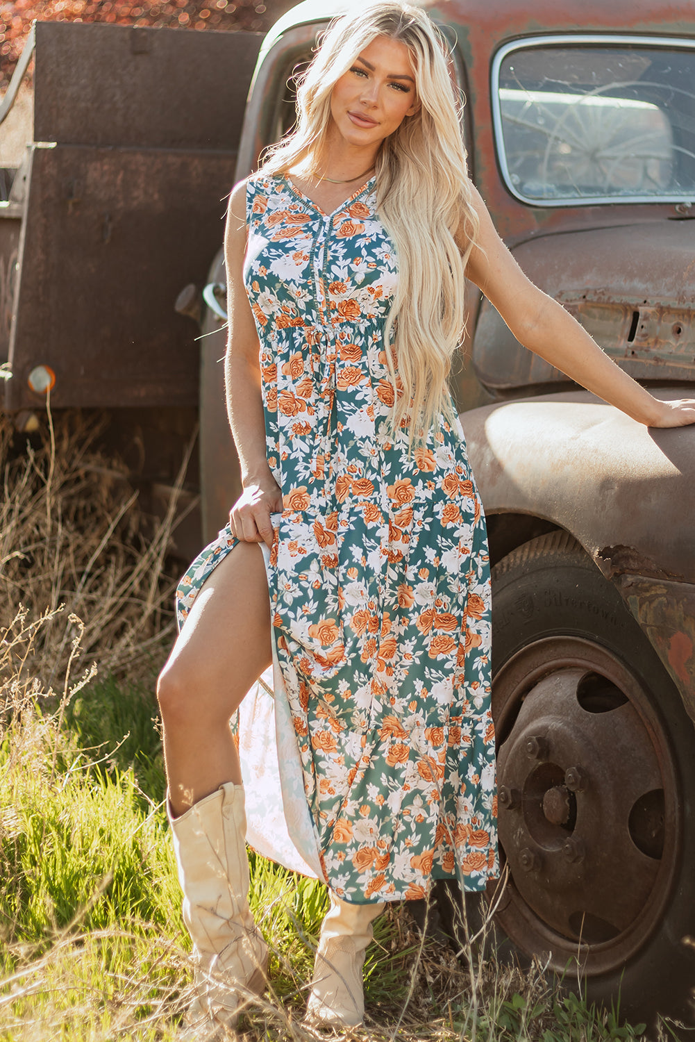 Vestido largo de fiesta sin mangas con cuello de pico, ajuste en la cintura con lazo y estampado floral verde