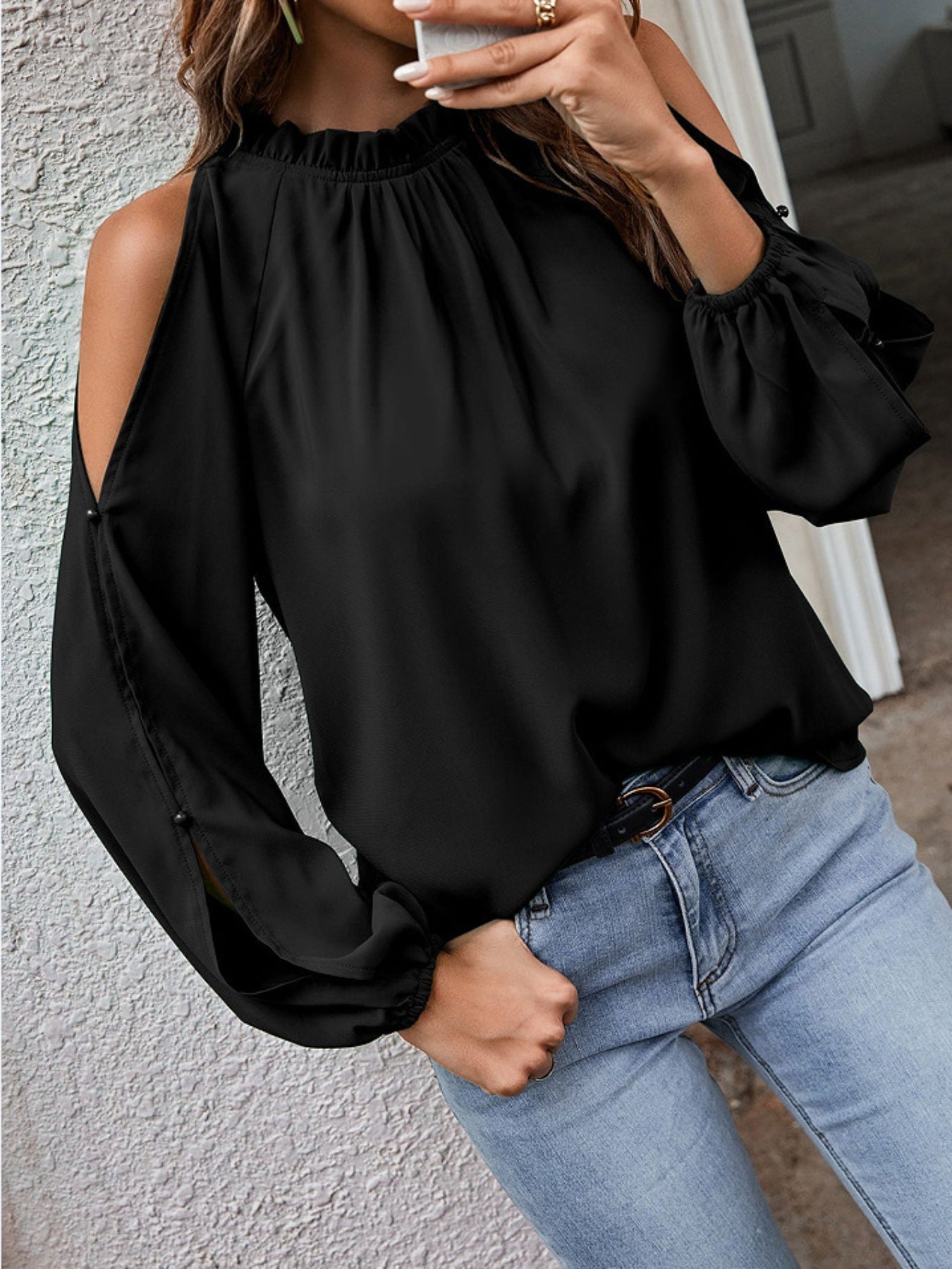 Blusa con volantes en el cuello y hombros descubiertos