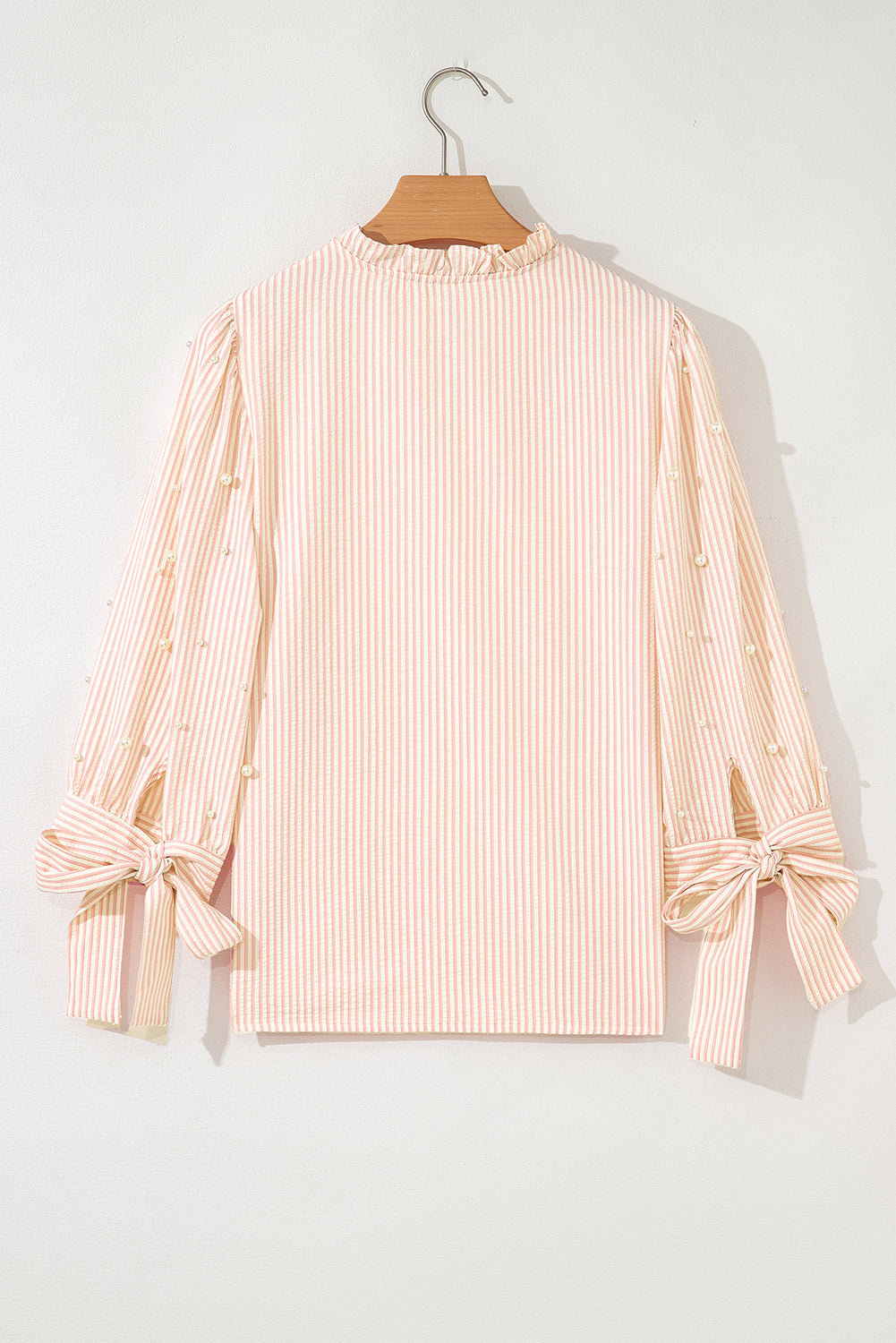 Blusa con cuello en V, manga abullonada, lazo a rayas rosas y adorno de perlas