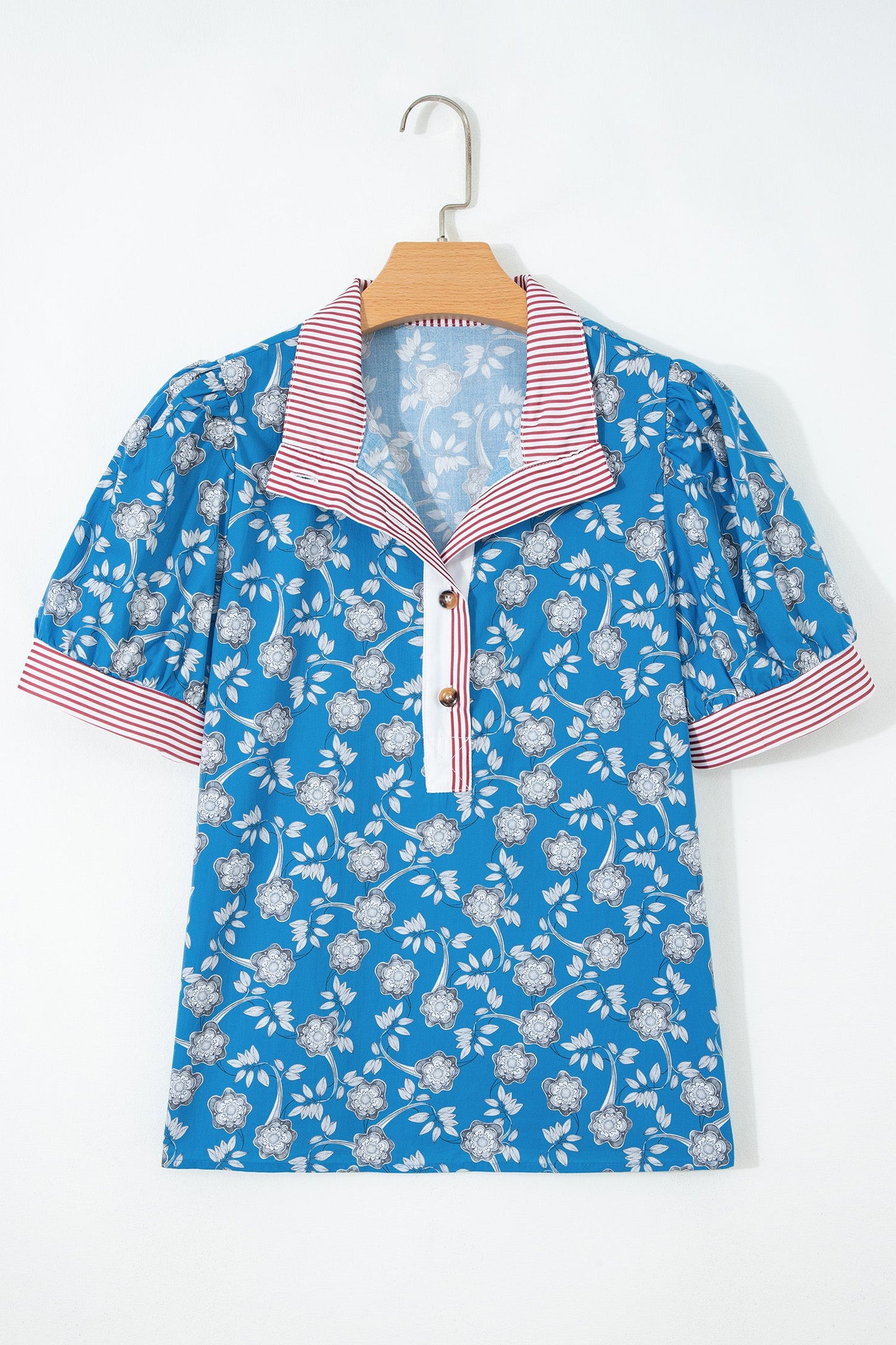 Blusa de manga corta con cuello abotonado, ribete a rayas y estampado floral retro azul