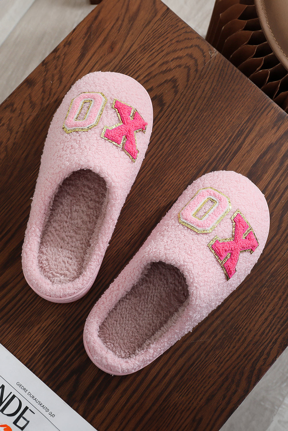 Pantuflas de invierno de felpa con letras rosadas XOXO