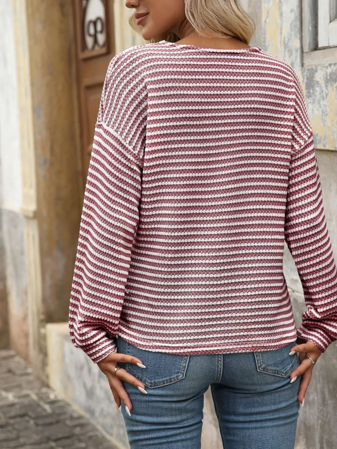 Camiseta de manga larga a rayas con detalle de botones