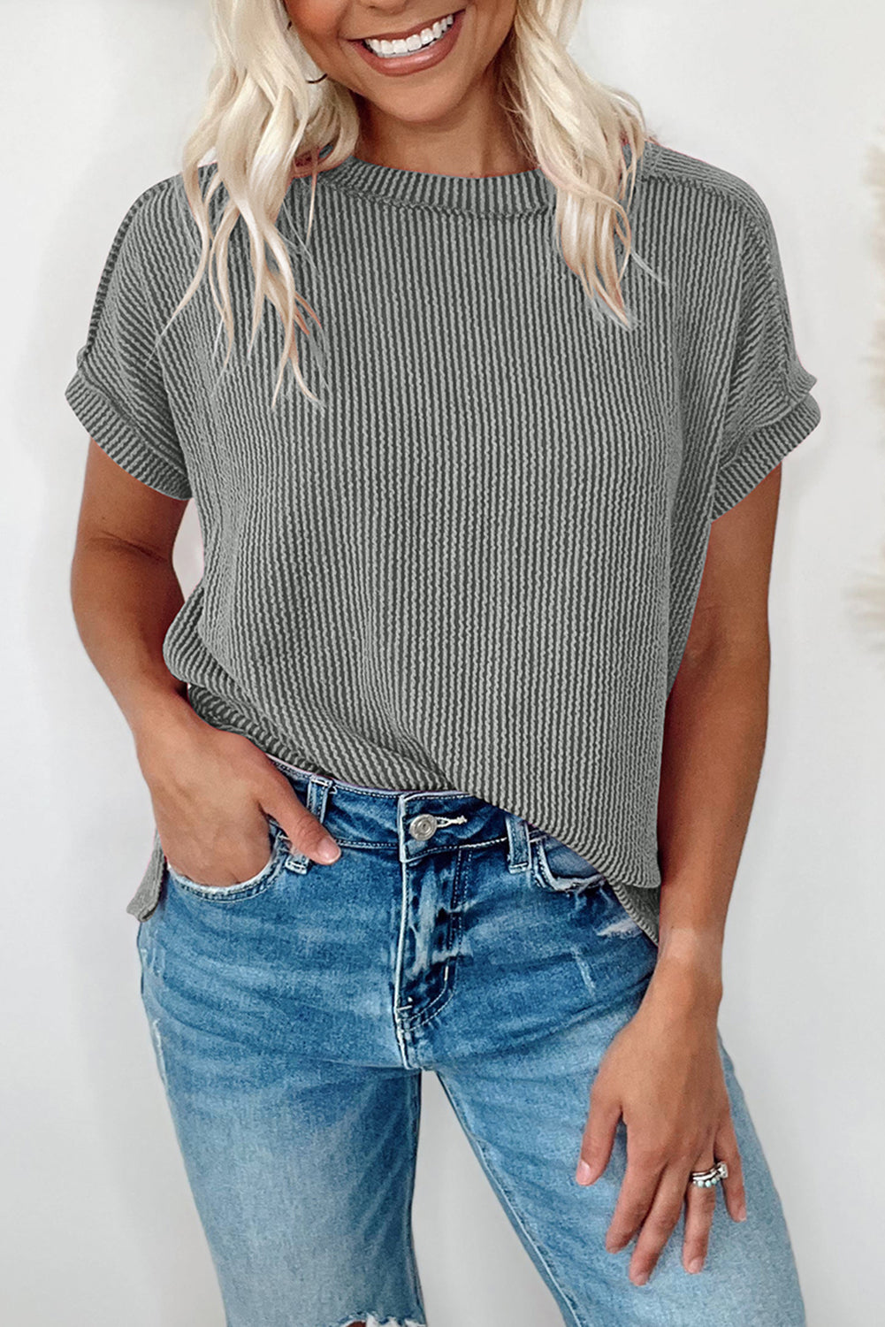 Camiseta blanca de punto acanalado arrugado con cuello redondo