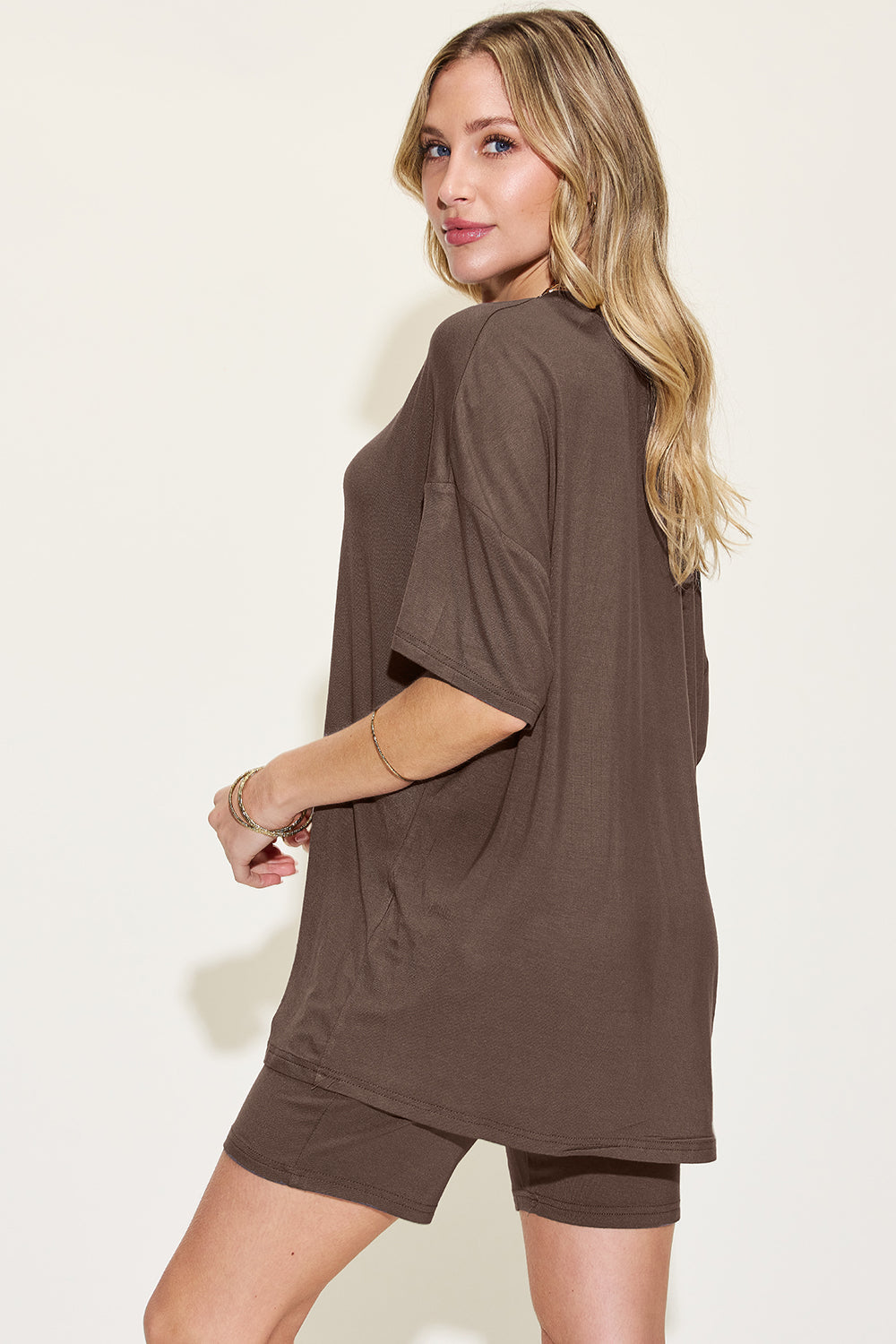 Conjunto de camiseta con cuello en V de talla grande Basic Bae con hombros caídos y pantalones cortos