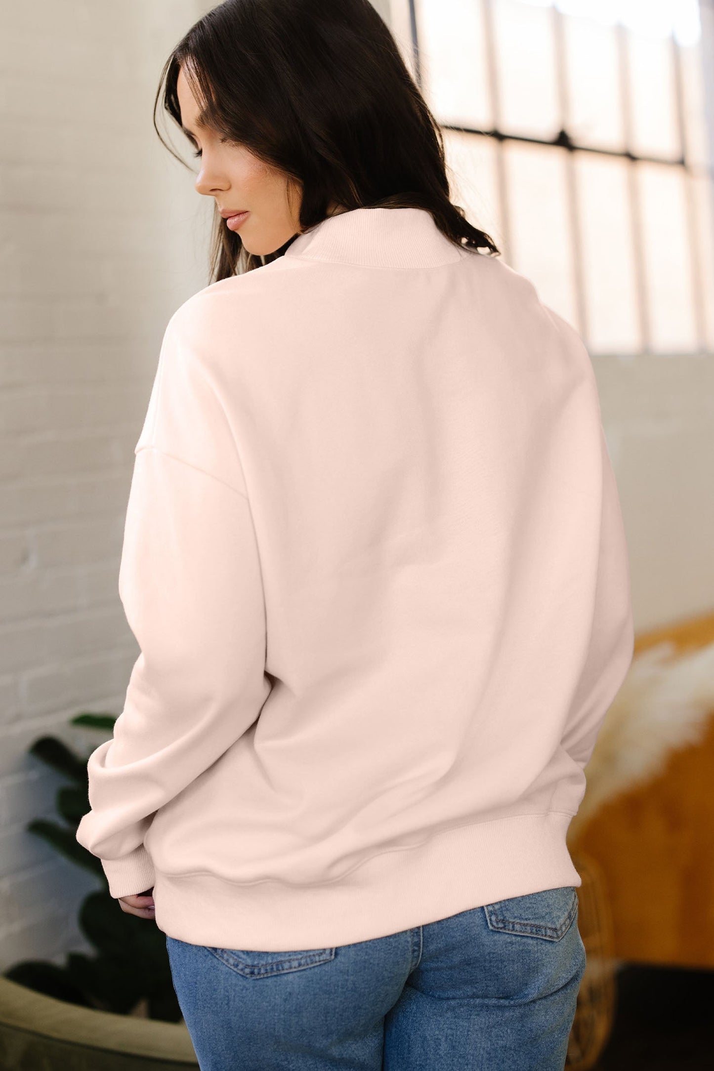 Sudadera holgada de cuello alto color albaricoque con letras de TEXAS estampadas